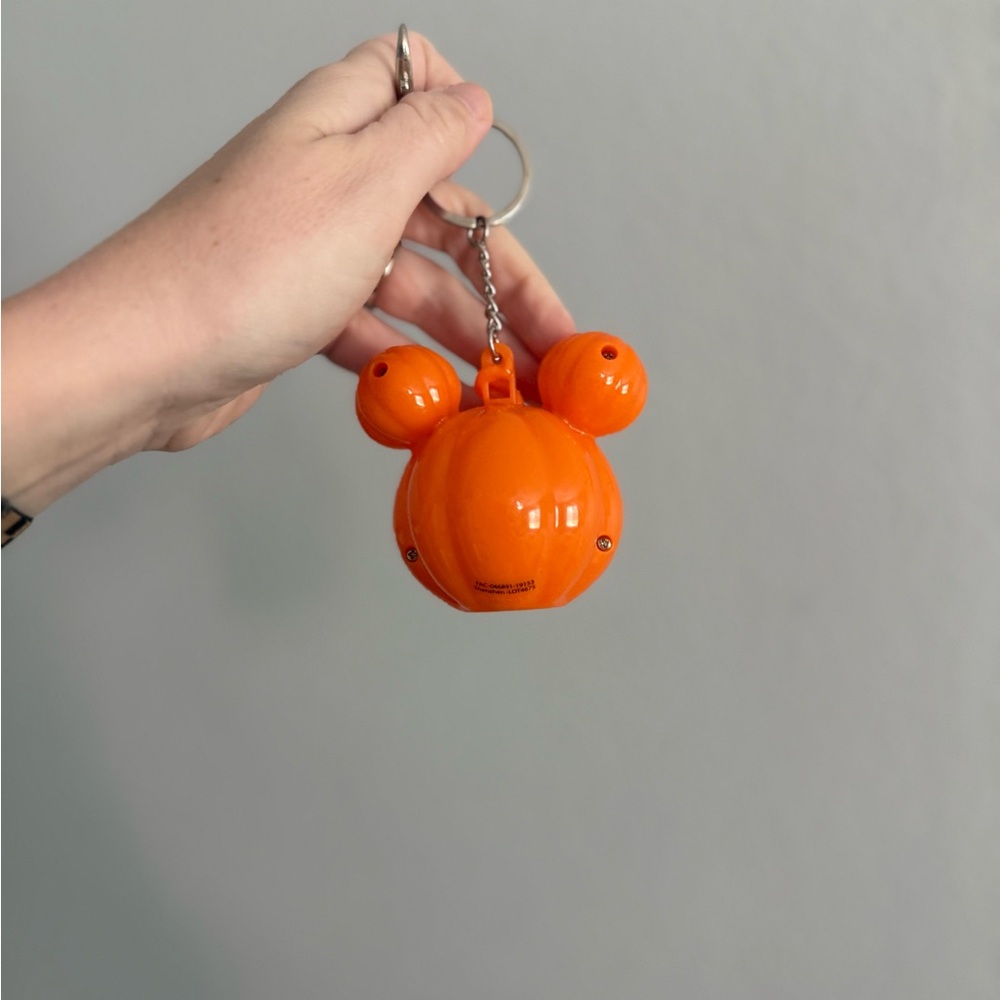 Light up Mickey Mouse Pumpkin Keychain - Picture 4 of 4